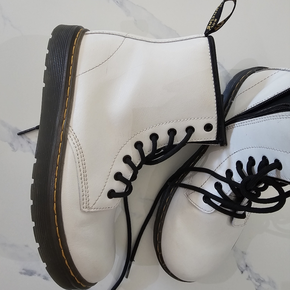 DR MARTENS BOOTS